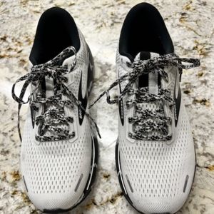 Brooks Ghost women's 10 black and white